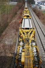 Gleisumbauzug MATISA P 95 (99 80 9211 007-6 D-SBAU) zwischen Biberach (Riß) und Warthausen - Der Portalkran hat Nachschub an Neuschwellen gebracht, die im unteren Teil de Zuges verlegt bzw. gegen die alten Schwellen ausgetauscht werden (26.03.2019).