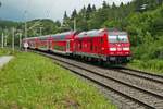 245 037 mit den Wagen des RE 4224, Lindau - Stuttgart, am 03.08.2020 im Schussentobel bei Kilometer 162.8 Nhe Durlesbach