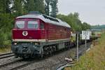 232 088-5 der Salzland Rail Service brachte am 22.09.2020 mit Sand befüllte Kippmulden auf Tragwagen der Gattung Sgns und Schotter mit Schüttgutkippwagen der Gattung Fans zur Gleisbaustelle