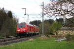 DB 245 003 schiebt ihren RE5 am 30.04.2022 von Lindau kommend durch den Schussentobel in Richtung Ulm und erreicht in Kürze Aulendorf.