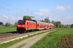 DB 146 203 schiebt einen RE5 von Lindau nach Ulm über die Südbahn bei Bad Schussenried.