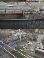 Bahnbrckenneubau im Schussentobel bei Kilometer 162.0 (|V) -    Oberes Bild vom 20.10.2022: Aufnahme aus einem Wagen eines IRE Richtung Ulm, auf der noch ein Teil der alten Stahltrgerbrcke zu sehen
