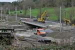 Am 25.11.2022 befindet sich die  Walzträger in Betonbrücke  (WiB-Brücke) im Schussentobel bei Kilometer 162.0 in ihrer endgültigen Position und es wird die Gleisbettung aufgebracht