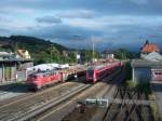 225 078 durchfhrt mit einem leeren Rbenzug mit stattlichen 34 Wagen den Bahnhof Biberach/Riss