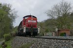 Da steht was Kopf - Von Laupheim West kommend hat 294 777-8 mit dem aus Schiebewandwagen und offenen Güterwagen gebildeten Güterzug am 12.04.2016 gleich das Ziel, Ulm Rbf erreicht.