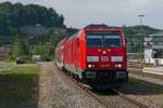 Von Ulm kommend zieht am 01.08.2017 die 245 037 den IRE 4223, Stuttgart - Lindau, in den Bahnhof von Biberach (Riß).