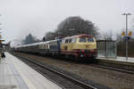 218 105 schiebt am 10.03 2018 den Sonderzug der UEF durch Laupheim West nach St. Anton am Arlberg nach.