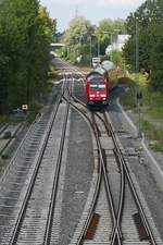 Auf Grund von Gleisbauarbeiten auf der Südbahn endete die Fahrt für Züge aus Ulm Richtung Friedrichshafen vorzeitig in Ravensburg, wo nur ein Gleis für die Ankunft und Rückfahrt zur Verfügung stand. Lag zwischen Fahrtende und Rückfahrt ein längerer Zeitraum, in dem ein anderer Zug ebenfalls auf diesem einzigen Gleis ankommt/abfährt, muss der erste Zug außerhalb vom Bahnhof „zwischengeparkt“ werden. Aus diesem Grund wurde 245 035 mit den Wagen des ex RE 63551, Stuttgart - Ravensburg, bis zum Beginn der Rückfahrt auf einem Industriegleisanschluss abgestellt. Am 07.09.2018 fährt 245 035 vom Industriegleisanschluss zur Bereitstellung in den Bahnhof Ravensburg, um die Fahrt als RE 63578 nach Stuttgart zu beginnen.
