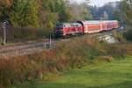 Kurz vor Aulendorf hat 218 427-3 mit dem RE 27676 von Lindau nach Laupheim West am 20.10.2018 den Schussentobel hinter sich gelassen und berquert bei Kilometer 158.4 die Schussen zum siebten und