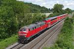Am 28.06.2017 zieht 218 432-3 die Wagen des IRE 4215, Stuttgart - Lindau, und erreicht in Kürze den nächsten Halt, Biberach (Riß).