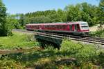 Auf der Fahrt von Friedrichshafen nach Aulendorf als RE 22584 �berquert 628 518 am 03.06.2019 im Schussentobel bei Kilometer 159.8 die Schussen zum vierten Mal