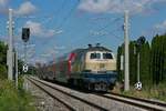 Von Lindau kommend schiebt 218 460-4  Conny  der Westfrankenbahn am 11.09.2020 bei Bad Schussenried die Wagen des RE 4222 Richtung Stuttgart.