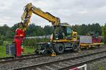 Am 22.09.2020 ist in Meckenbeuren-Brugg ein Zweiwegebagger A 922 Rail abgestellt, an dem eine Vorrichtung zum Aufstellen von Oberleitungsmasten montiert ist.