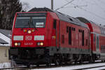 Dieselabschied auf der Südbahn: Auf dem Kurs von Ulm kommend mit der 245 037 verabschiedeten sich die Triebfahrzeugführer mit einem kleinem Abschiedsgruß in der Frontscheibe. Bei Oberzell, 11.12.21
