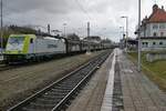 186 041 der CAPTRAIN mit einem Schiebewandwagenzug in Richtung Ulm am 22.02.2022 bei der Fahrt durch den Bahnhof von Biberach (Riß)