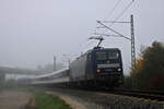 Am Morgen des 04.10.2022 schiebt sich 143 295-4 der Weser-Ems-Eisenbahn mit ihrem Ersatzzug auf der RS21 nach Ulm Hbf durch den noch dichten Nebel.
