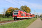 DB 425 307-6 ist bei herbstlicher Kulisse auf der eingleisigen Strecke von Laupheim Stadt als RS21 nach Laupheim West unterwegs.