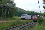 RB 22838 von Hergatz nach Aulendorf fährt am 'Roßberger Kieszug' vorbei, der mit 285 106-1 und Schüttgutwagen der Gattung Falns-x auf dem Ladegleis zur Beladung bereitsteht