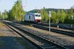 Nachdem 285 106-1 die leeren Schüttgutwagen von Friedrichshafen nach Roßberg gezogen und umfahren hatte setzt sie zurück, um anschließend die Wagen zum Ladegleis schieben zu können (02.05.2019).