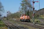 Am 21.04.2023 befindet sich im Bahnhof von Roßberg 265 303-8 der Northrail auf der zweiten Rangierfahrt, um die zweite Wagengruppe des  Roßberger Kieszuges  in das Ladegleis schieben zu