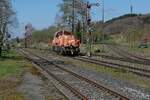 Nachdem 265 303-8 der Northrail die erste Wagengruppe vom Ladegleis in den Bahnhof gezogen hatte, befindet sich die Lok hier auf der ersten von zwei Rangierfahrten, um an die zweite Wagengruppe