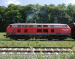 Am 13.05.2011 fährt auf dem Ladegleis in Roßberg 225 811-9 an und eine Wagenlänge vor, um einen weiteren Wagen mit Kies befüllen zu lassen.