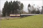 Mit Dampf zum Gotthard. Schiebelok 218 105-5 verlässt die Kisslegger Gemarkung beim Straßhof. März 2018