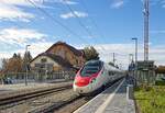 EuroCityExpress 99 durchfährt den Bahnhof Wangen im Allgäu im Gegengleis (15.10.2022)