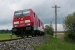 Auf der Fahrt von München nach Lindau befindet sich 245 001 mit dem RE 57408 kurz vor dem vorletzten Halt (Hergatz, 17.05.2016).