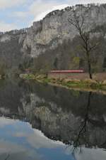 Bei Neidingen fhrt IRE 3210, Ulm - Neustadt, am 06.04.2014 durch das Donautal.