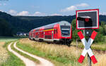 RE 3218 (Ulm Hbf - Donaueschingen) geschoben von 245 002 bei Schmiechen 25.6.26
