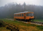 Nebenbahn im Nebel: Fuchs-Schienenbus T 05 von 1956 (Fabriknummer 9055) auf der WEG-Nebenbahn Amstetten-Gerstetten bei langsamer Fahrt zwischen Schalkstetten und Stubersheim noch mit seiner alten