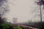 Der zweimotorige Fuchs T 05 (WEG) kämpft sich auf der Bahnlinie Amstetten-Gerstetten (WEG) durch den Nebel der Schwäbischen Alb (02.11.1984)