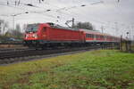 147 010 im November 2019 mit einem RE auf der Steinlachbrücke in Tübingen Hbf