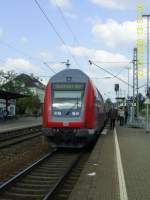 RE von Tbingen nach Stuttgart mit Doppelstocksteuerwagen neuester Generation beim Halt am 27.9.2008 in Metzingen.