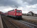 BR 143 802-7 wartet mit ihrem RE der Neckar Alb Bahn (KBS 760) in Reutlingen auf die Weiterfahrt nach Tbingen Hbf.