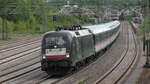 Die MRCE 182 597 (ES64 U2-097) verlässt am 20.05.2021 mit ihrem TRI-Ersatzzug Nürtingen zur Fahrt nach Heilbronn.