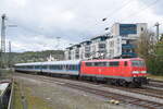 111 200 verlässt im Oktober 2021 mit einem Ersatzzug Tübingen Hbf