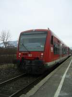 650 014-4 steht am 26.2.2009 zusammen mit 650 121-7 in Dettingen/Teck und wartet auf die Weiterfahrt als RB 13959 nach Oberlenningen.