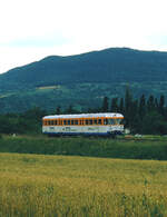 Sonderfahrt auf der Ermstalbahn (DB) nach Bad Urach (am Nordrand der Schwäbischen Alb) mit einem Esslinger der zweiten Produktionsserie, VT 405 der Württembergischen Eisenbahngesellschaft (WEG). Wer bei der Sonderfahrt einen Zug der DB erwartet hatte, dem wurde bewusst, das sein Fehlen schon darauf hinwies, dass die DB ihre Nebenbahn einfach  loswerden  wollte. 
Datum: 21.08.1988