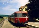 Damals ging es in Entringen noch beschaulich zu (19.07.1988) als diese Schienenbusgarnitur (798 714, 998 278 und 747) dort hielt