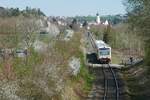Mit Blick auf die Kirche von Laiz befindet sich HzL 86247, T�bingen - Sigmaringen, am 21.04.2019 zwischen Inzigkofen und Sigmaringen am Ende des oberen Donautals.