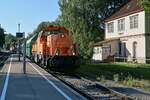 Bahnhof Hanfertal (|) - 261 302-4 des Lokvermieters Northrail mit Wagen der Gattung Talns sowie 261 302-4 am Ende des Zuges der Hohenzollerischen Landesbahn (HzL). Auf Grund der eingleisigen Strecke durch das Laucherttal muss der Güterzug von Mengen über Sigmaringen nach Haigerloch-Stetten die Ankunft einer Regionalbahn aus der Gegenrichtung abwarten (11.08.2022)