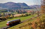 Ein einzelner MAN-Schienenbus der Hohenzollerischen Landesbahn (HzL) auf der Steilrampe der Bahnstrecke Hechingen-Gammertingen zwischen Hausen-Starzeln und dem Bahnhof Burladingen West (29.10.1984)