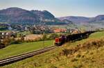 Ein längerer Zug der Hohenzollerischen Landesbahn (HzL) überwindet die Rampe auf der Strecke Hechingen-Gammertingen (Burladinger Steige), 30.10.1984