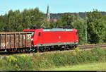 Lok unter Kirchturm:
Güterzug, bestehend aus offenen Güterwagen, mit 185 120-3 DB fährt vorbei an der Evangelischen Kirche Heidelsheim auf der Bahnstrecke Bietigheim-Bissingen–Bruchsal (Westbahn (Württemberg) | KBS 770) Richtung Bruchsal.
[30.7.2020 | 10:40 Uhr]