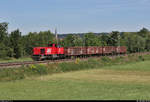 Kurzer Güterzug, bestehend aus vier offenen Güterwagen, mit 275 005-7 (Vossloh G 1206) der Albtal-Verkehrs-Gesellschaft mbH (AVG) fährt in Helmsheim auf der Bahnstrecke