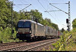 Containerzug mit 193 616-0 (X4 E - 616 | Siemens Vectron) der Mitsui Rail Capital Europe GmbH (MRCE), vermietet an die DB Fahrwegdienste GmbH, fährt nahe Bruchsal Schlachthof auf der Bahnstrecke Bietigheim-Bissingen–Bruchsal (Westbahn (Württemberg) | KBS 770) Richtung Bruchsal.
Aufgenommen im Gegenlicht von einem öffentlichen Weg.
[30.7.2020 | 11:47 Uhr]