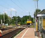 2. Juli 2008: Offizielle Besichtigung einer Bahnbaustelle. Die Strecke zwischen Mhlacker/Bretten/Bruchsal wird erneuert. Dazu wird das Gleis mehrere Monate komplett gesperrt. Heute wird im Bereich vom Bahnhof Diedelsheim der Schotter ausgetauscht. Der Bahnbergang ist gesperrt aber ohnehin nicht passierbar. Dennoch gehen die Schranken mit Rotlich runter, wenn ein Rangierzug den Schotter wegfhrt.