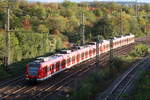 Kurz zeigt sich am späten Nachmittag die Sonne, als Triebzug 423 030-6 der Stuttgarter S-Bahn unterwegs ist zwischen S-Zuffenhausen und Kornwestheim mit Fahrtziel Bietigheim (06.10.2020).